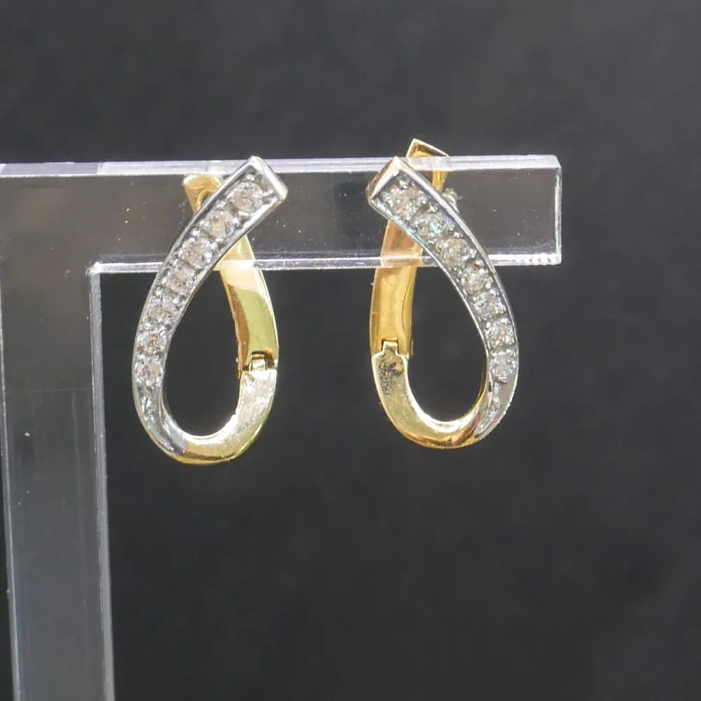 Ørestikkere i guld med detaljer af hvidguld med klare zirkonia sten