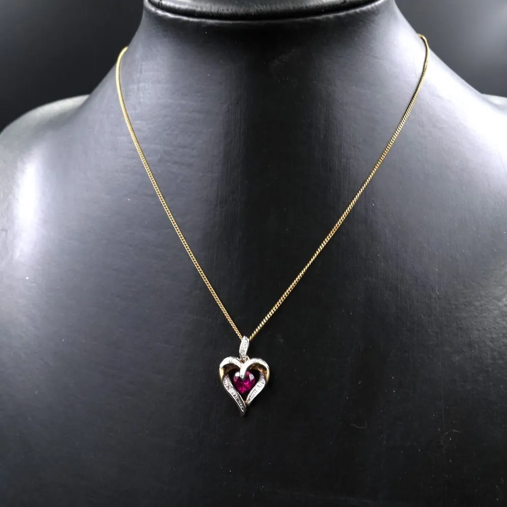 Otte karat guld hjerte prydet med diamanter i guldhalskæde 