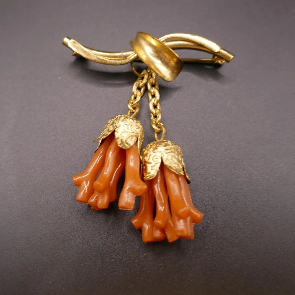 Forgyldt vintage broche prydet med koral
