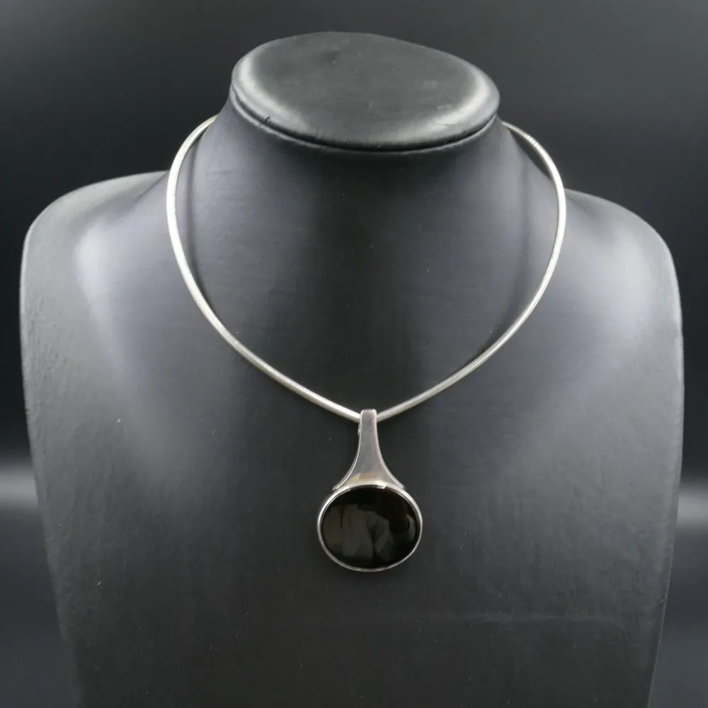 Halskrave udført af sterling sølv og prydet med et stort onyx vedhæng fra N.E. From