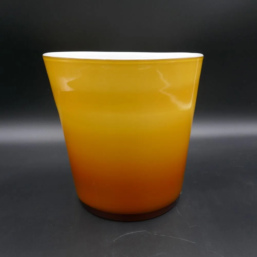 Stor Holmegaard urtepotteskjuler i brunlig overfangsglas