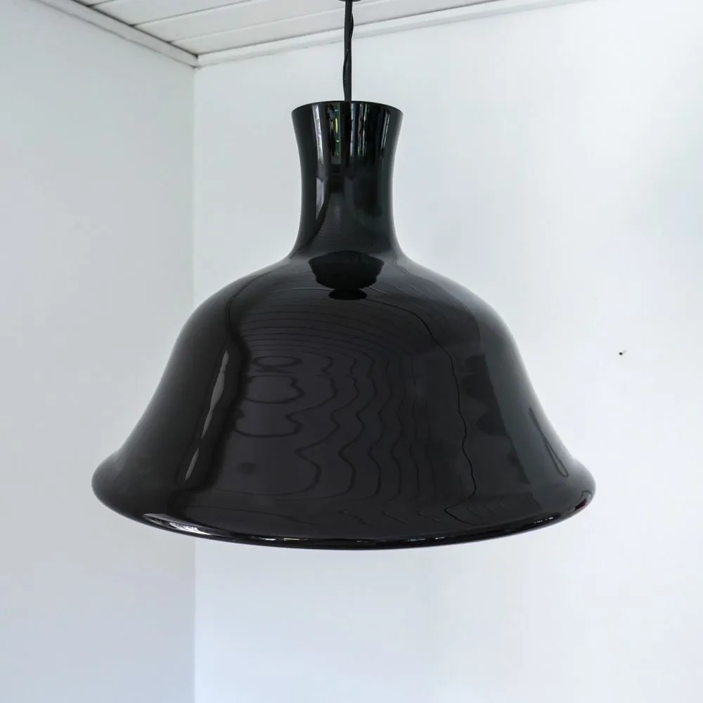 Stor model af Holmegaard, Kantate i sort glas med hvid inderside. 