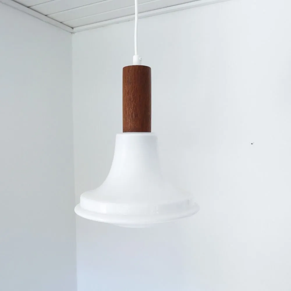 Vintage pendel udført i hvidt opalglas samt teak-top