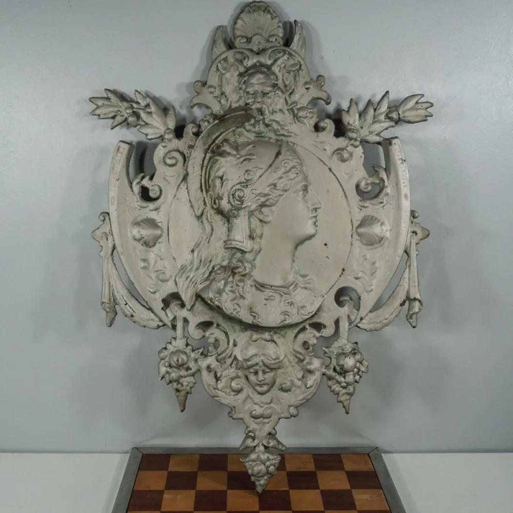 Antik grå bemalet jern-plakette med profil portræt af romersk gudinde