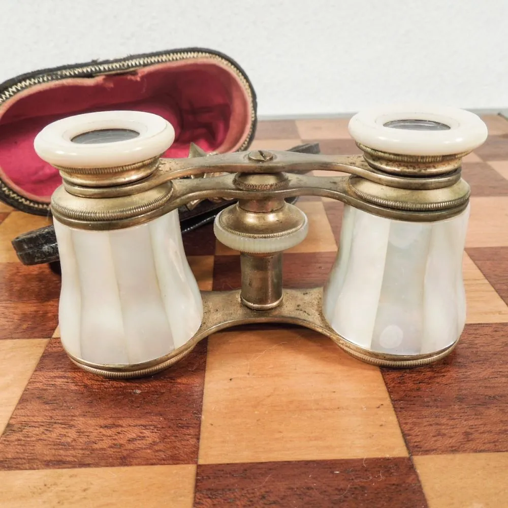 Antik teaterkikkert prydet med perlemor i originalt etui