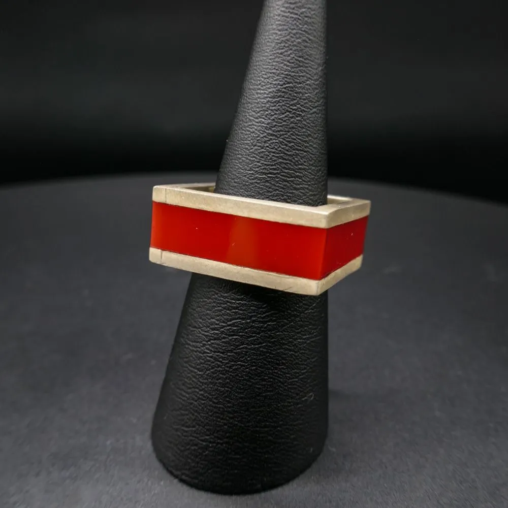 Designer, firkantet ring fra tyske KIKKO i sterling sølv og rødt akryl. 