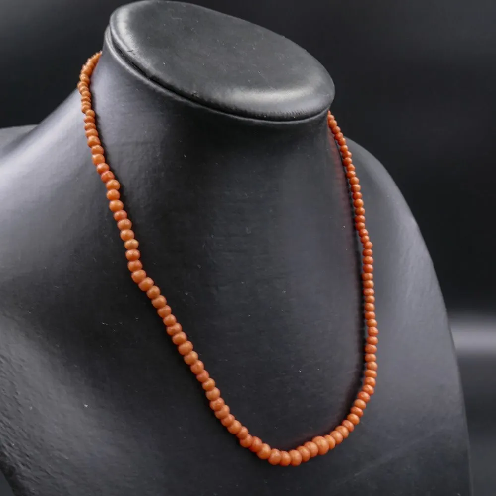 Vintage enkeltradet koralperlekæde med naturlig farve.