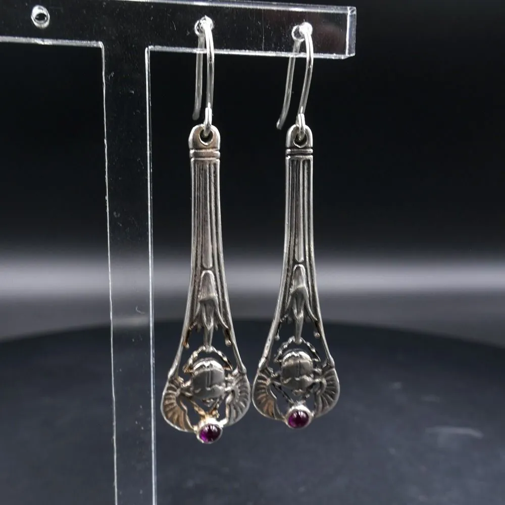 Antikke sterling ørehængere prydet med rubiner