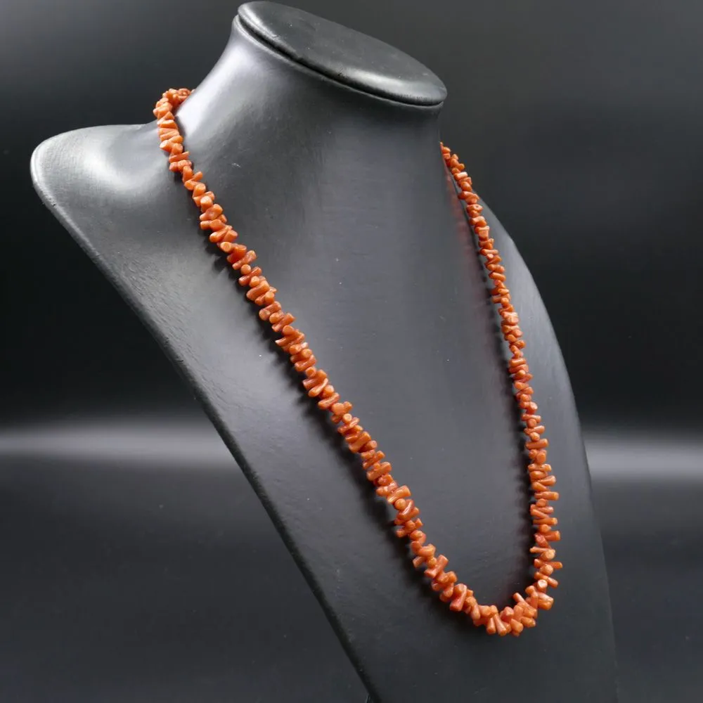 Vintage halskæde med lakerede koraler i forløb.