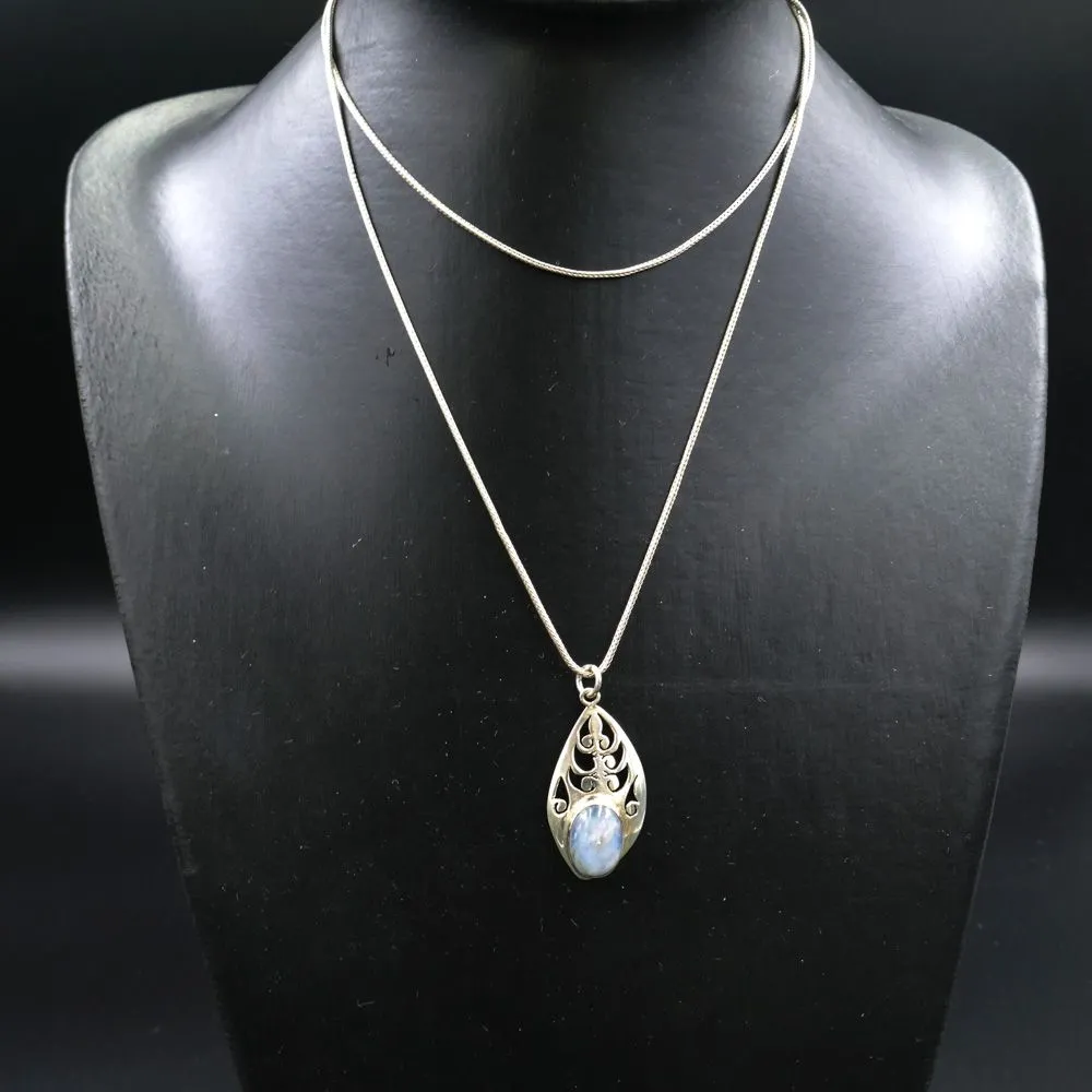 Fineste vintage sølv-vedhæng med månesten i kraftig sølvkæde!