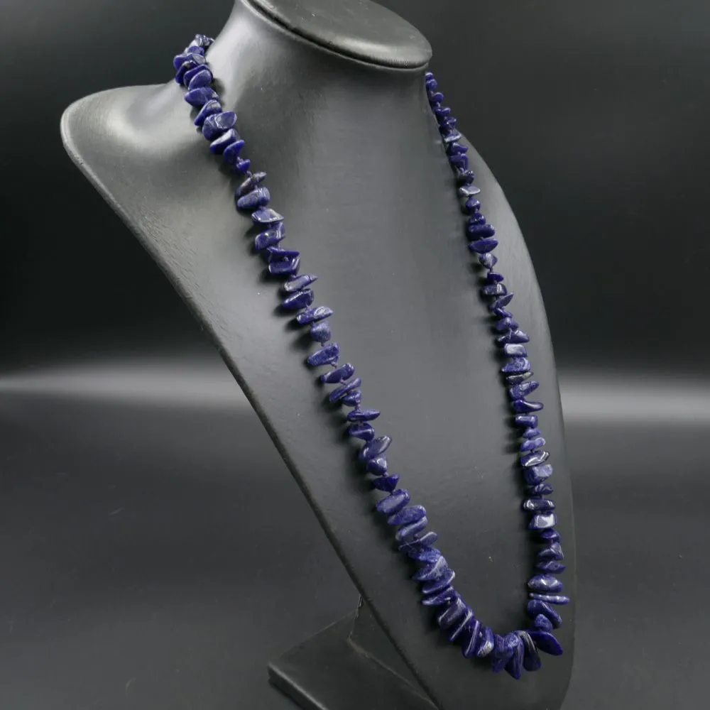 Lang vintage halskæde af store stykker ægte blå sodalit i forløb