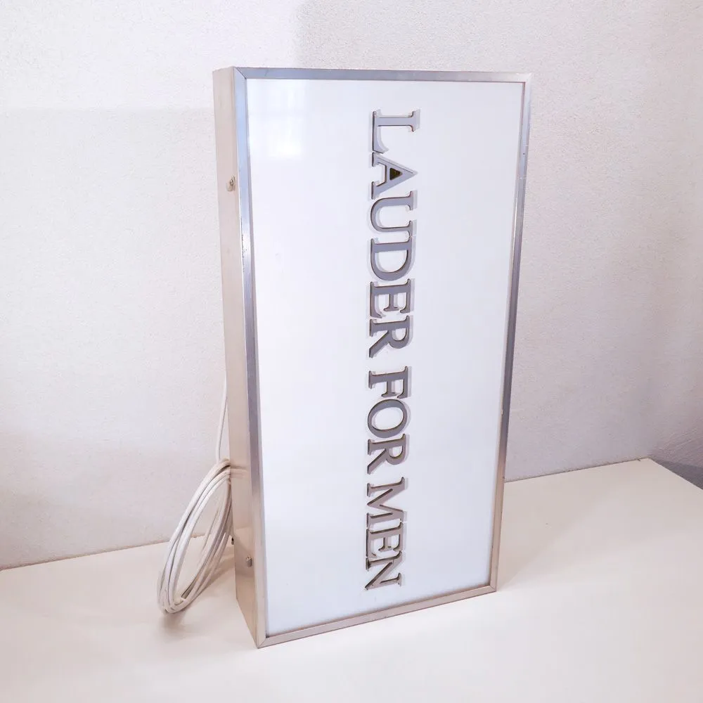 Lysskilt med nyt el "Lauder for men"