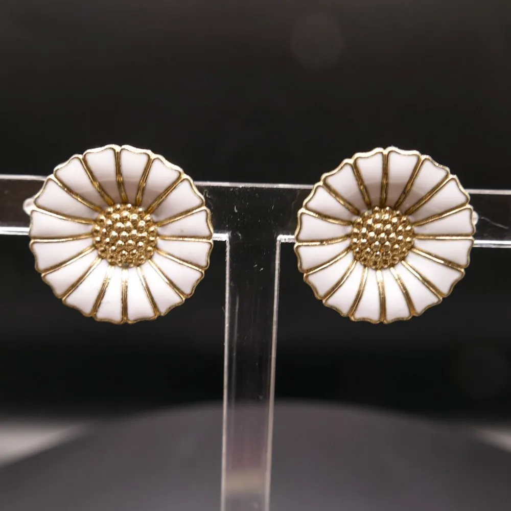 Vintage store marguerit-øreskruer fra Anton Michelsen