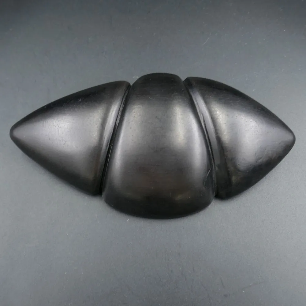 Kæmpe stor Monies broche af sort kamagong træ