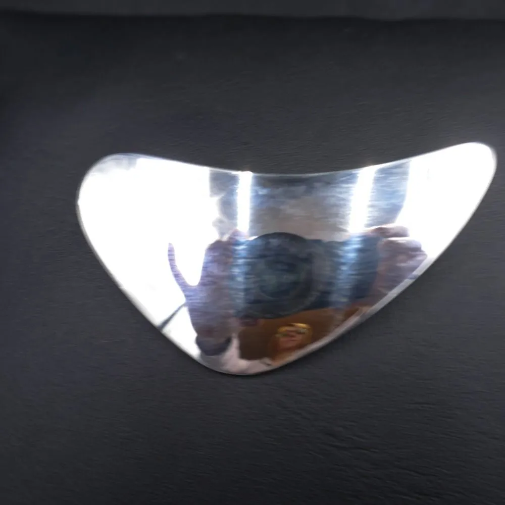 Niels Erik From sølv broche i organisk design

Beklager der er portræt i billedet af brochen - det er desværre det der sker, med nypolerede smykker