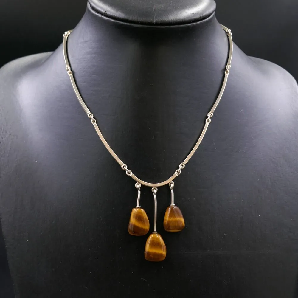 Leddelt halscollier med tigerøje sten fra N.E. From