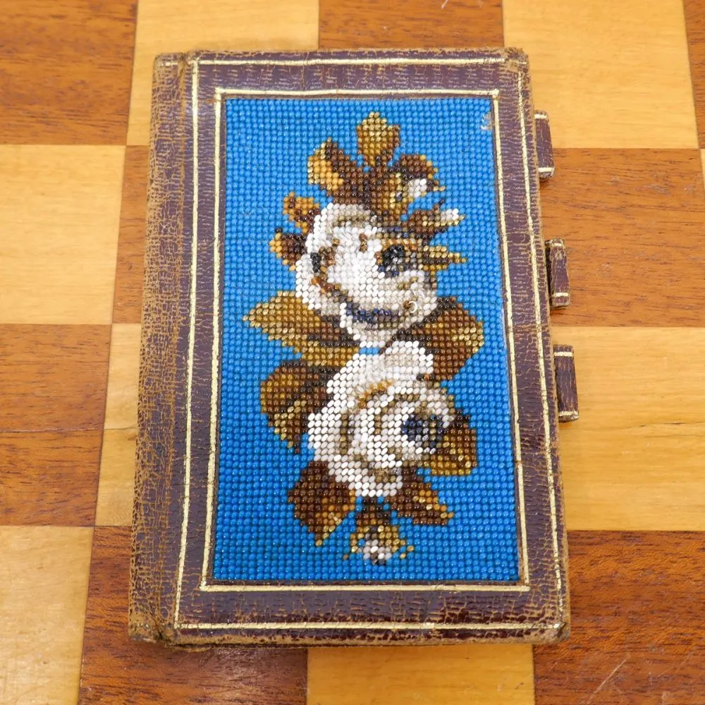 Fineste antikke pung udført af skind og prydet med glasperler