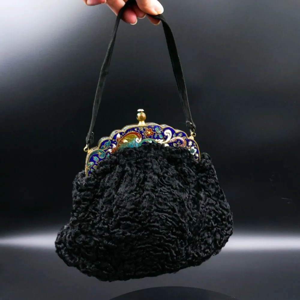 Antik håndtaske af sort persianer pels med emaljeret håndtag