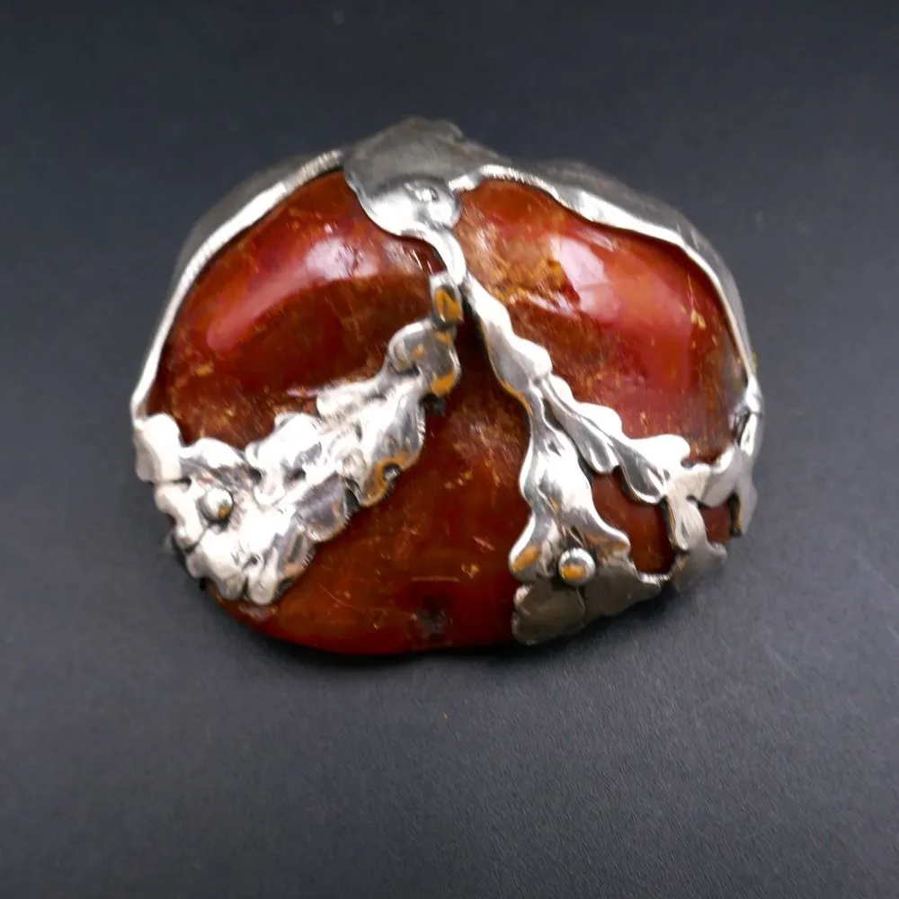 Stor ældre ravbroche monteret i sølv