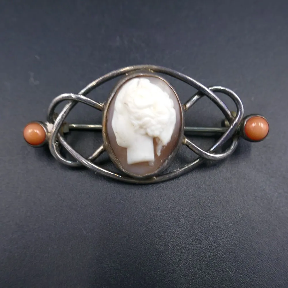 Vintage sølv broche prydet med camé og koral 