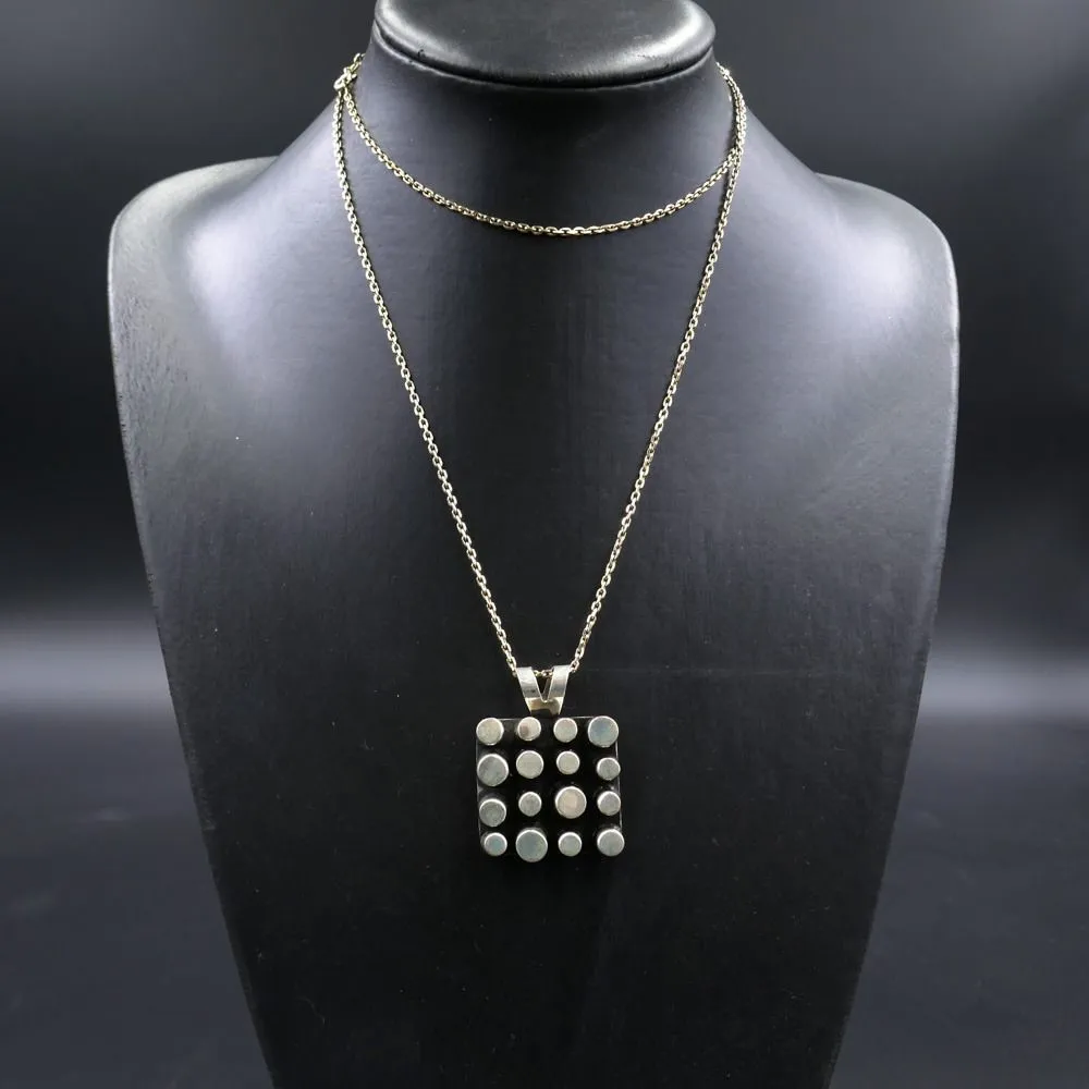 Modernistisk sølvvedhæng i lang sølvkæde