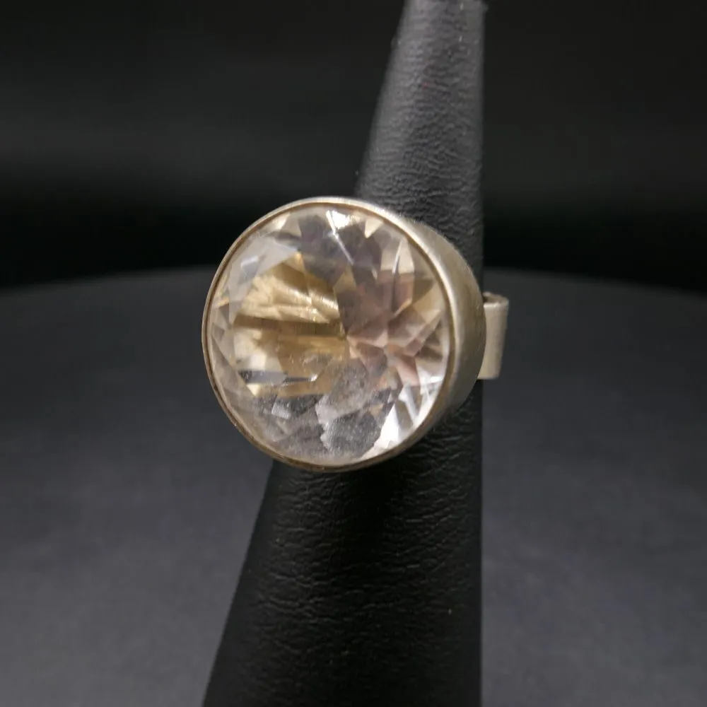 Vintage sølv cocktail-ring fra From prydet med bjergkrystal