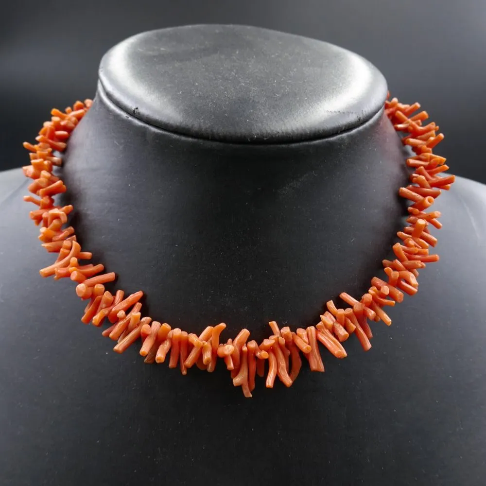 Vintage halskæde af koral-stave og sølvlås