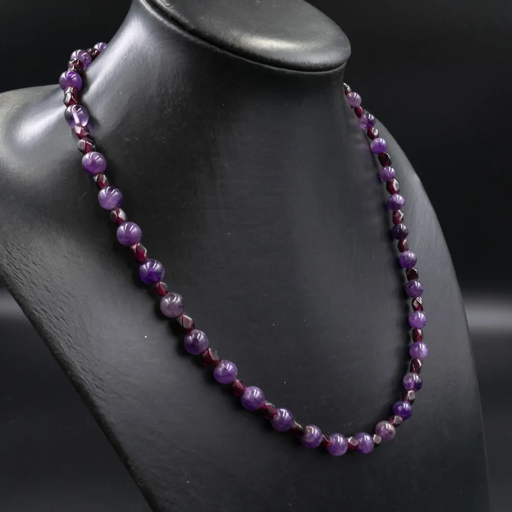 Vintage halskæde med perler af granatsten samt ametystkvarts