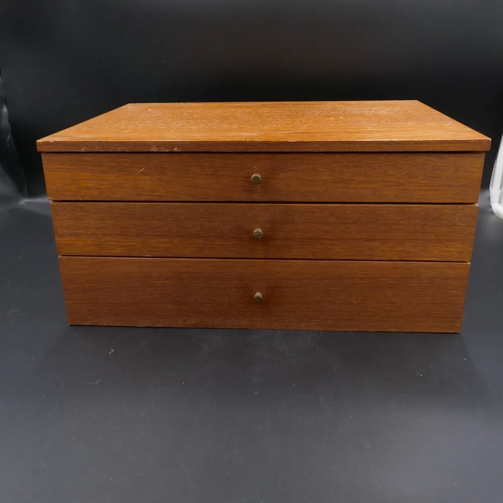 Vintage teak kommode fyldt med pletsølv bestik