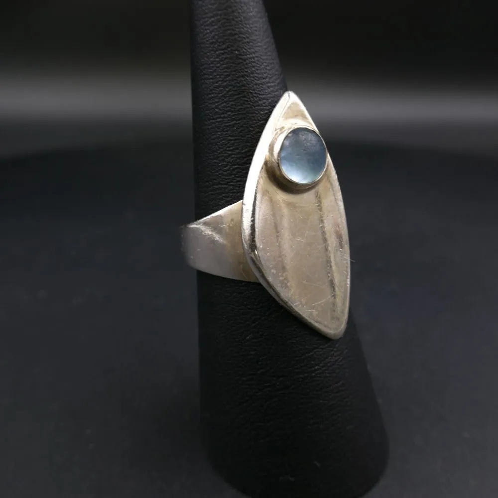 Vintage asymmetrisk sølvring fra Ulrich med månesten
