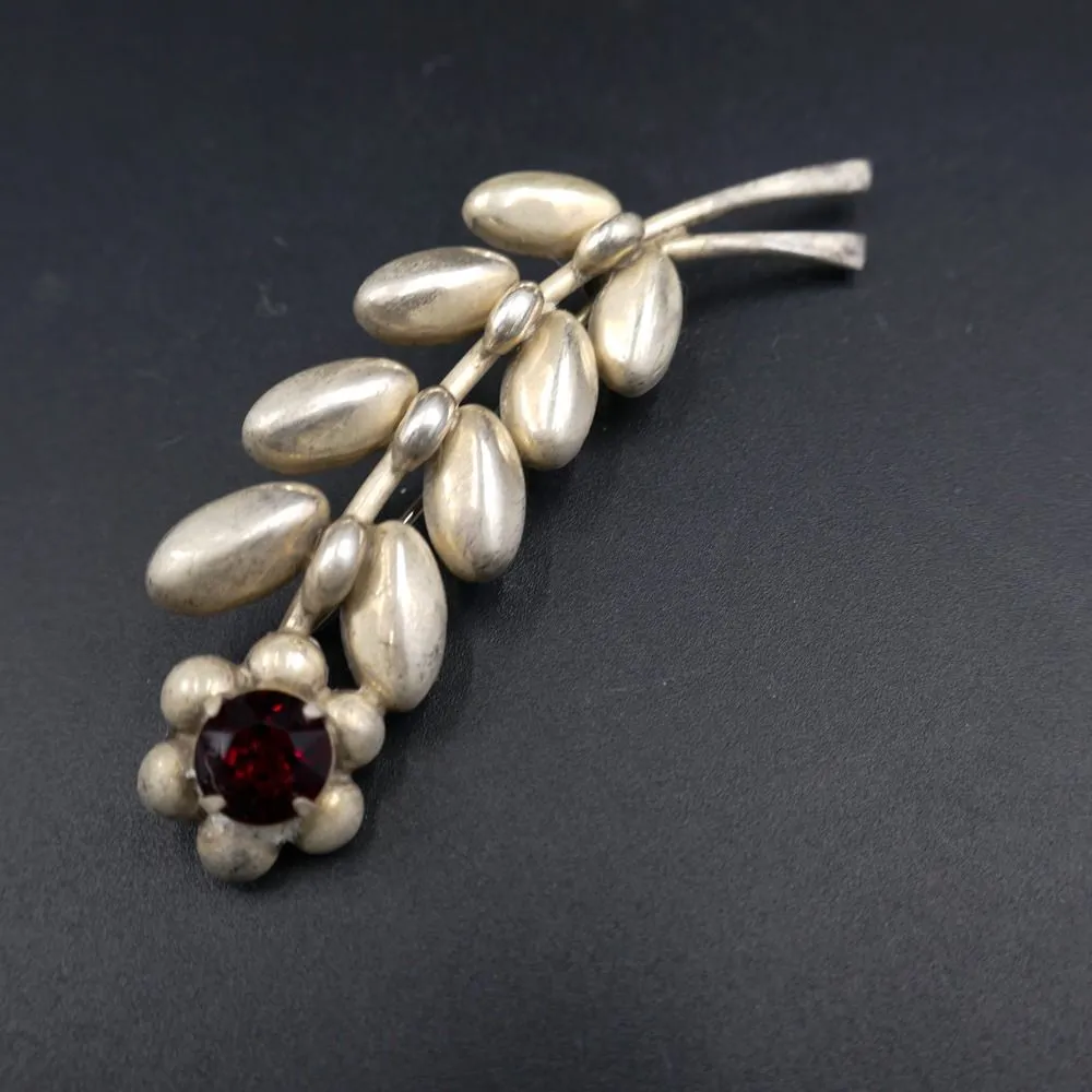 Vintage sølv blomster broche med rød glas sten